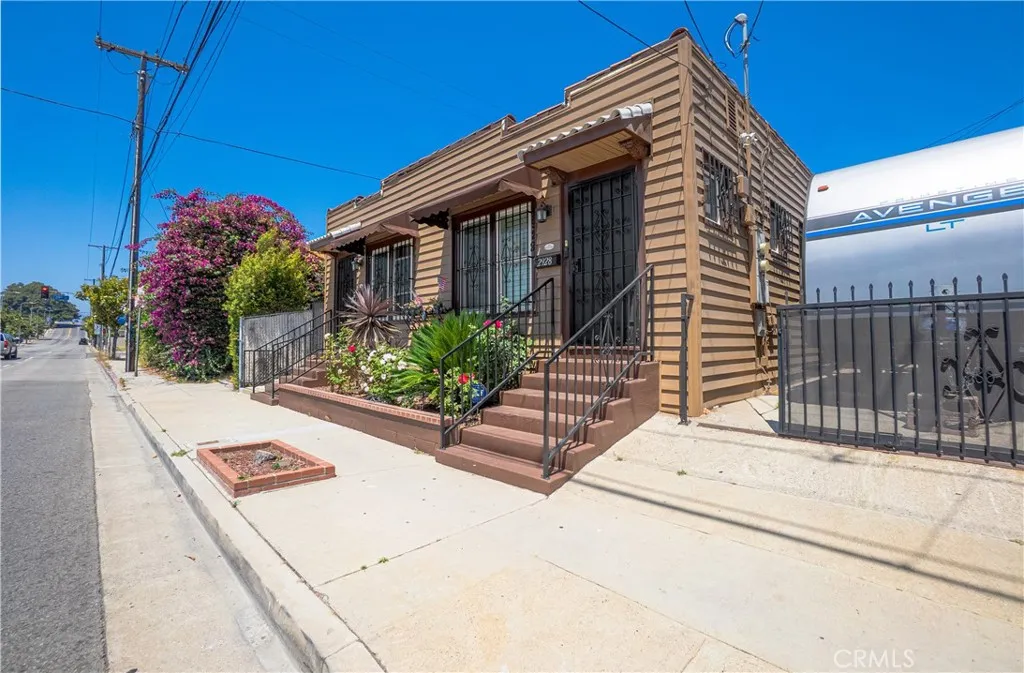 2289 W 29th Place, Los Angeles, California 90018 home-pic-16